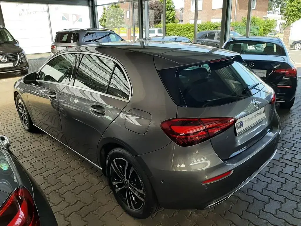 Gebraucht Mercedes A180 Advanced 136 PS (100 kW) 2024 Grey metallic Limousine