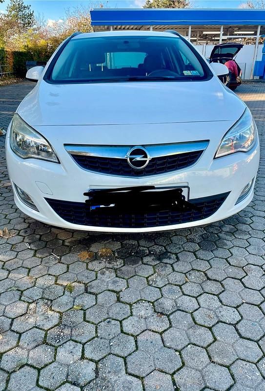 Gebraucht Opel Astra 140 PS (102 kW) 2012 Weiß Kombi