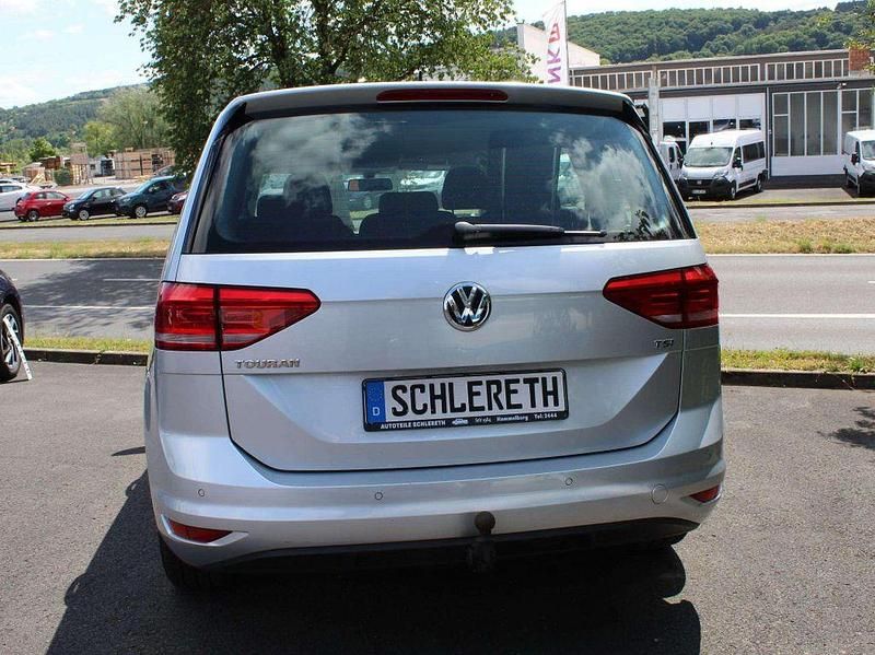 Gebraucht VW Touran Trendline 110 PS (80 kW) 2016 Reflexsilber Van / Kleinbus