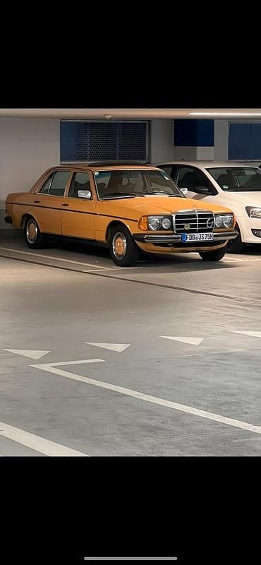 Gebraucht Mercedes 240 1977 Orange Limousine