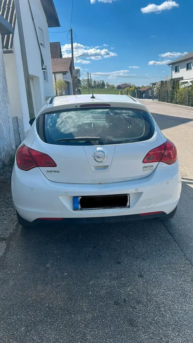 Gebraucht Opel Astra 87 PS (63 kW) 2011 Weiß Limousine
