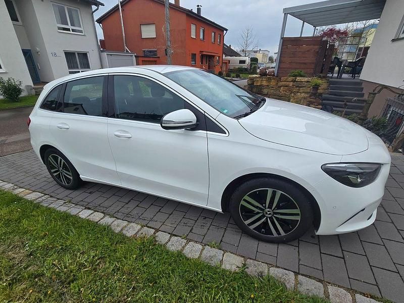 Gebraucht Mercedes B200 163 PS (119 kW) 2023 Weiß Van / Kleinbus