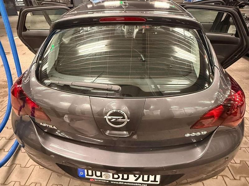 Gebraucht Opel Astra Edition 101 PS (74 kW) 2010 Grau Limousine