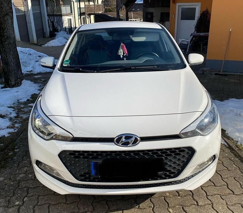 Weiß Gebraucht 2018 Hyundai i20 Active Limousine | 10.500 € - Bild 1/4