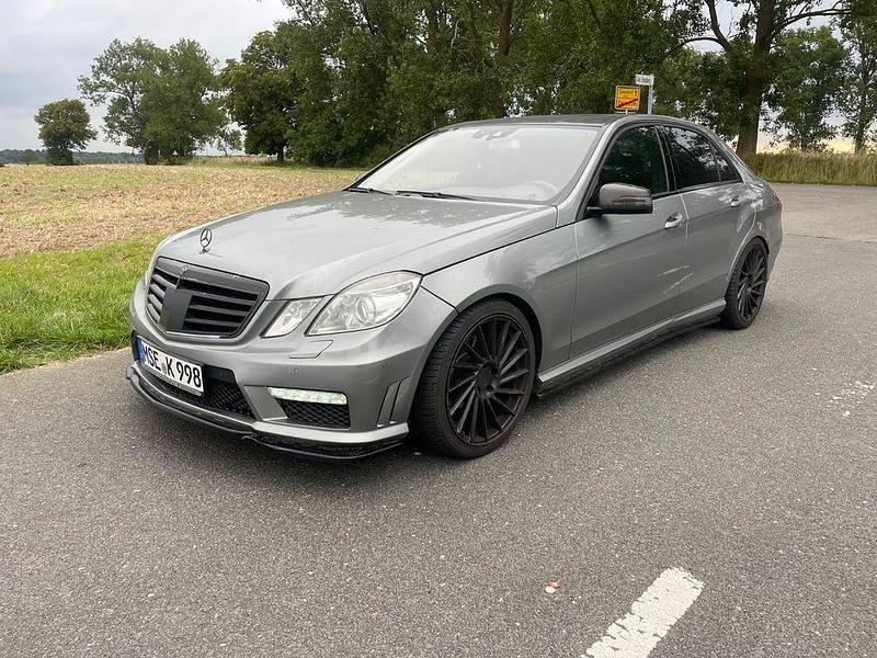 Grau Gebraucht 2009 Mercedes E500 AMG Limousine | 9.999 € (Fairer Preis) - Bild 1/1