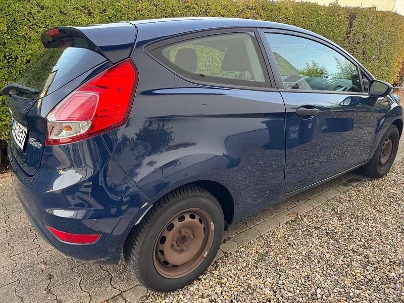 Blau Gebraucht 2013 Ford Fiesta Trend Limousine | 4.300 € (Fairer Preis) - Bild 1/4