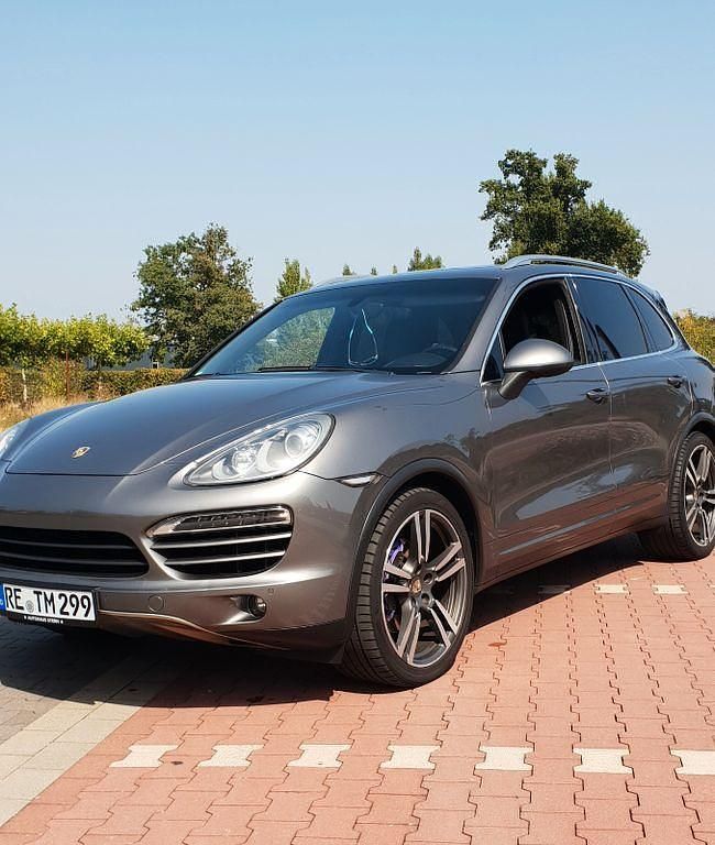 Grau Gebraucht 2011 Porsche Cayenne Turbo SUV | 16.500 € (Fairer Preis) - Bild 1/4