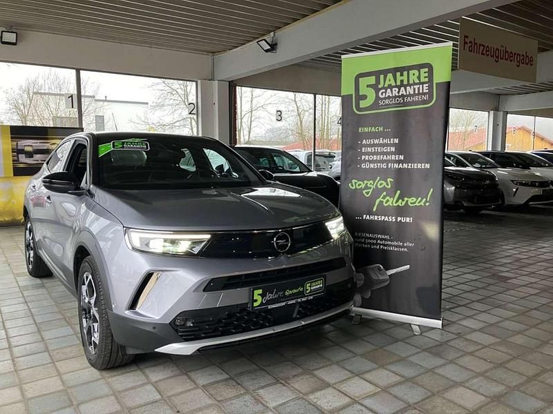 Gebraucht Opel Mokka-e Ultimate 100 kW (136 PS) 2022 Kontrast grau/quarz silber SUV