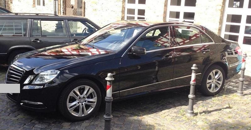 Gebraucht Mercedes E220 Avantgarde 170 PS (125 kW) 2010 Schwarz Limousine