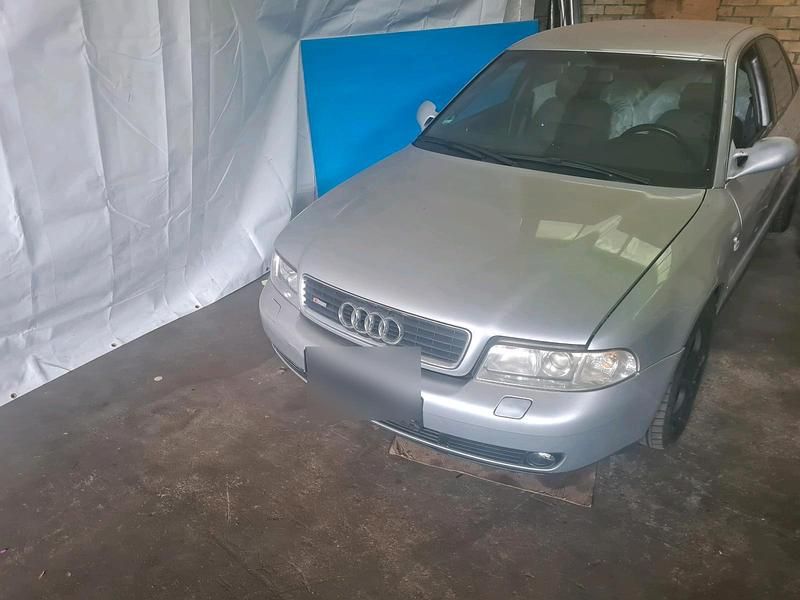Silber Gebraucht 1999 Audi A4 Limousine | 1.100 € (Superpreis) - Bild 1/4