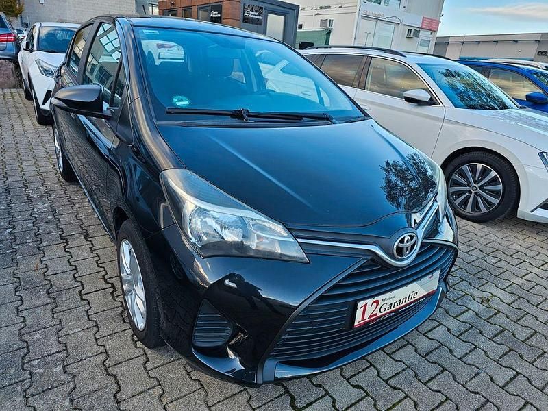 Schwarz Gebraucht 2015 Toyota Yaris Limousine | 8.650 € (Fairer Preis) - Bild 1/4