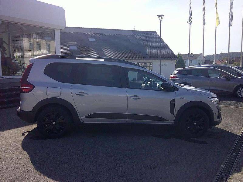 Grau Gebraucht 2022 Dacia Jogger Extreme Kombi | 17.450 € (Guter Preis) - Bild 1/4