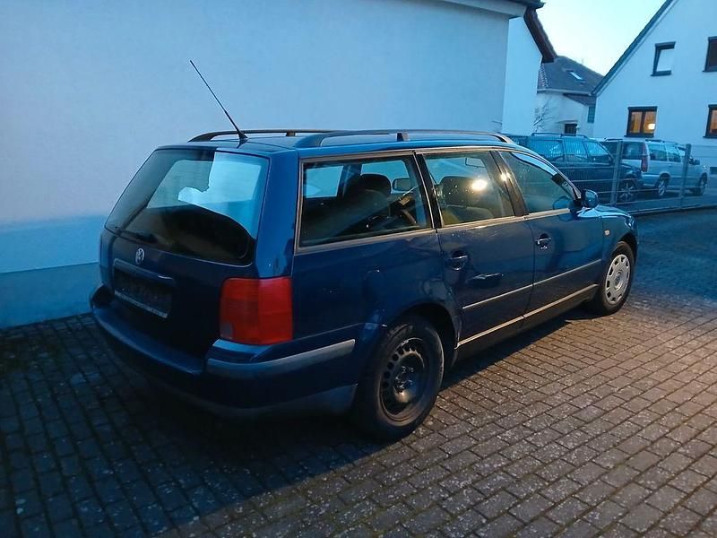 Gebraucht VW Passat Basis 125 PS (91 kW) 1998 Blau Kombi