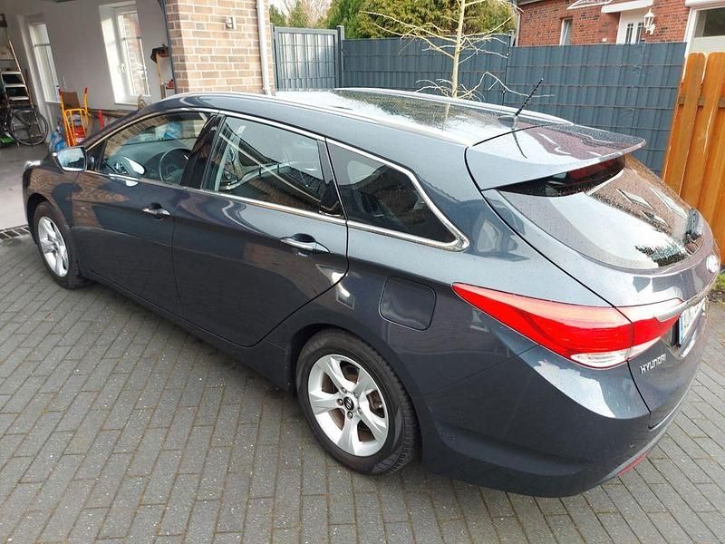 Grau Gebraucht 2015 Hyundai i40 Edition Kombi | 9.450 € (Fairer Preis) - Bild 1/4