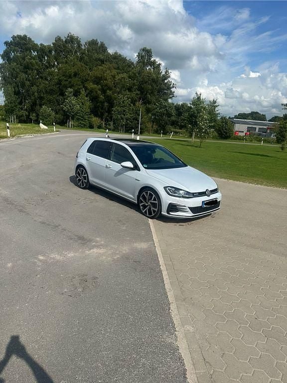 Weiß Gebraucht 2018 VW Golf VII GTD Limousine | 20.500 € (Teuer) - Bild 1/4
