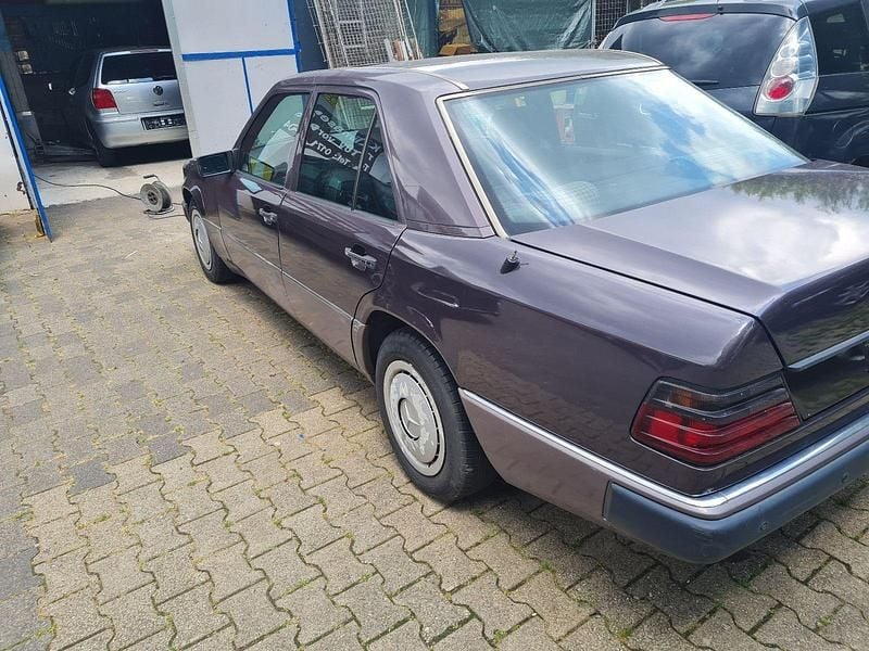 Second-hand Mercedes E230 150 CP (110 kW) 1992 Gri Berlinǎ