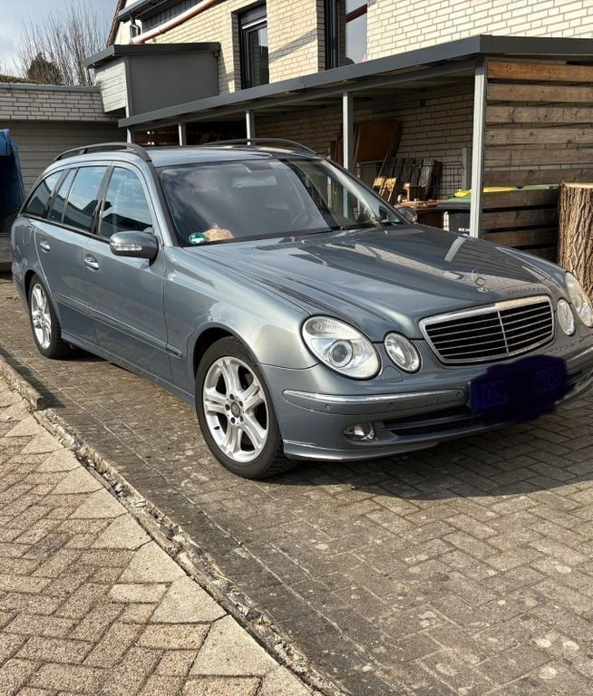 Blau Gebraucht 2004 Mercedes E220 Avantgarde Kombi | 3.100 € (Fairer Preis) - Bild 1/4