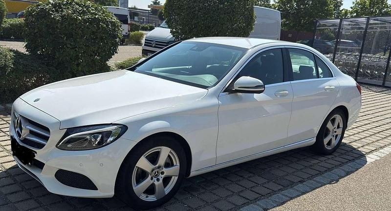 Weiß Gebraucht 2017 Mercedes C300 Avantgarde Limousine | 20.990 € (Fairer Preis) - Bild 1/4