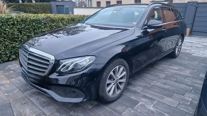 Schwarz Gebraucht 2017 Mercedes E200 Kombi | 12.900 € (Superpreis) - Bild 1/4