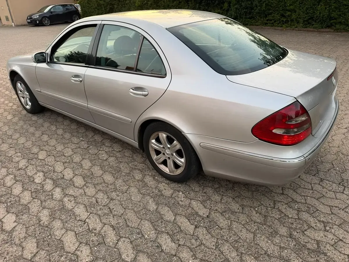 Gebraucht Mercedes E220 150 PS (110 kW) 2002 Silber Limousine