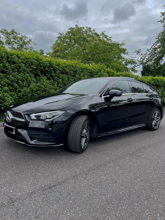 Schwarz Gebraucht 2020 Mercedes CLA250e Shooting Brake AMG line Kombi | 26.500 € - Bild 1/4