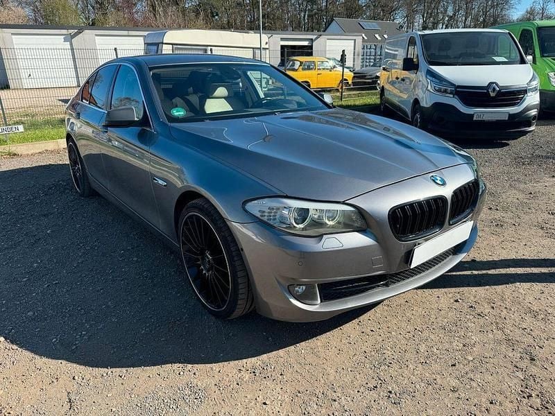 Grau Gebraucht 2011 BMW 520 Efficient Dynamics Limousine | 10.999 € (Guter Preis) - Bild 1/4