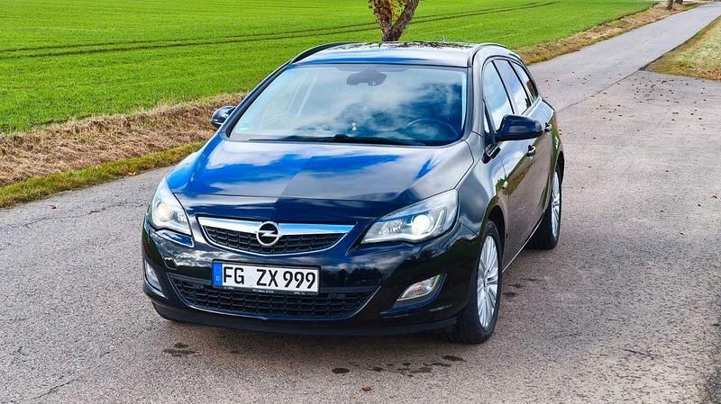 Schwarz Gebraucht 2011 Opel Astra Kombi | 4.550 € (Fairer Preis) - Bild 1/4