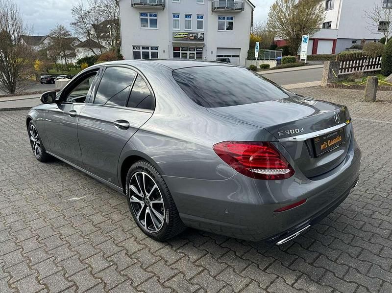 Gebraucht Mercedes E300 Avantgarde 245 PS (180 kW) 2018 Selenitgrau Limousine