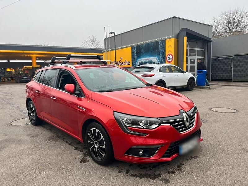 Rot Gebraucht 2017 Renault Mégane GrandTour Bose Edition Kombi | 8.500 € (Fairer Preis) - Bild 1/4