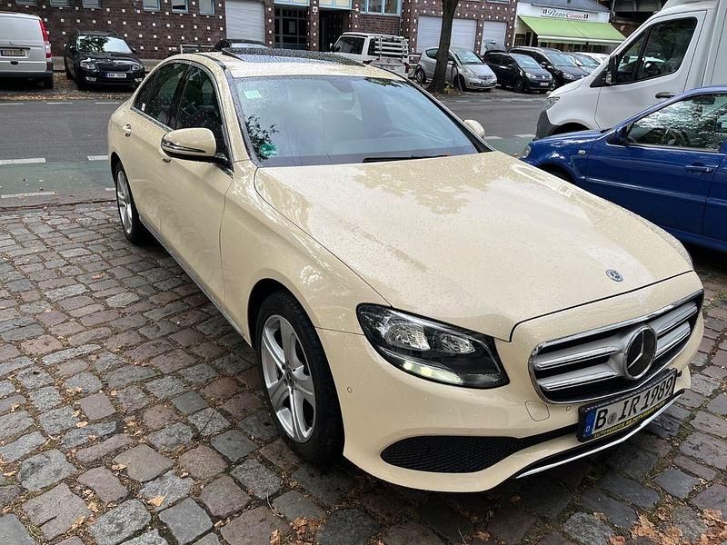 Beige Gebraucht 2018 Mercedes E200 Limousine | 10.900 € (Superpreis) - Bild 1/4