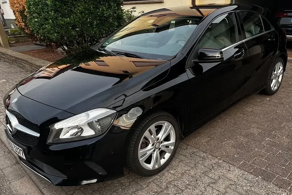 Gebraucht Mercedes A180 122 PS (89 kW) 2016 Schwarz Kleinwagen