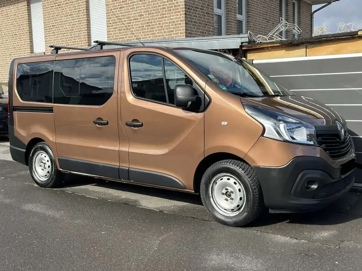 Gebraucht Renault Trafic Expression 145 PS (106 kW) 2017 Braun Van / Kleinbus