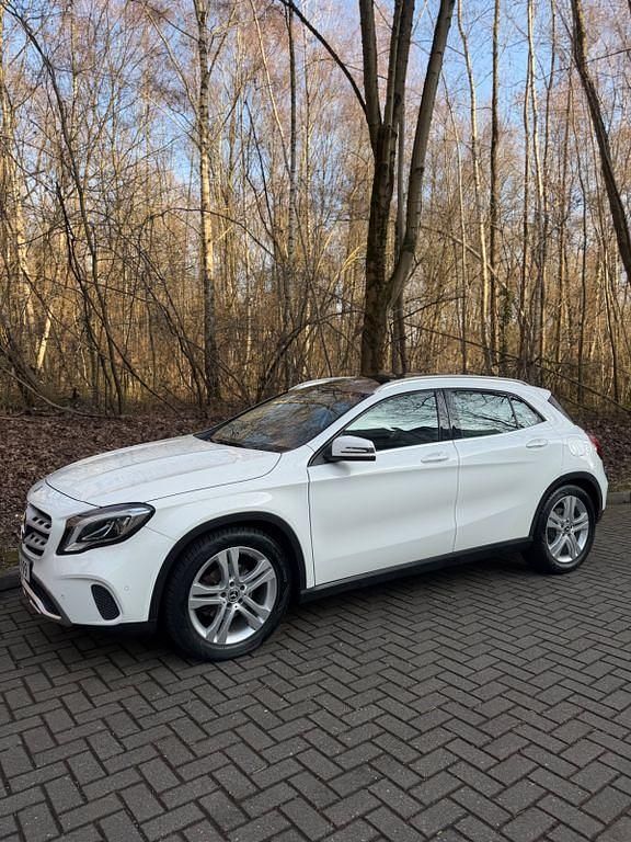Gebraucht Mercedes GLA180 122 PS (89 kW) 2018 Weiß SUV