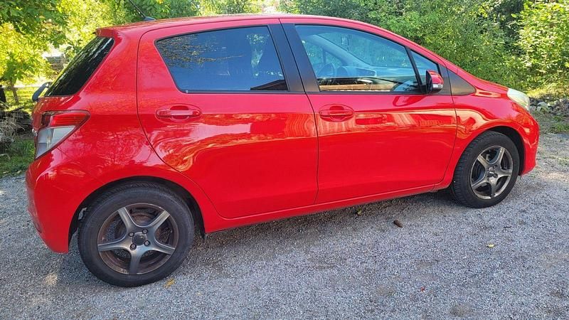 Rot Gebraucht 2012 Toyota Yaris Kleinwagen | 5.560 € (Guter Preis) - Bild 1/4