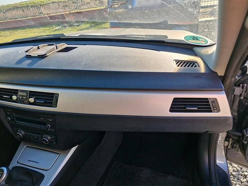 Gebraucht BMW 318 143 PS (105 kW) 2011 Silber Limousine