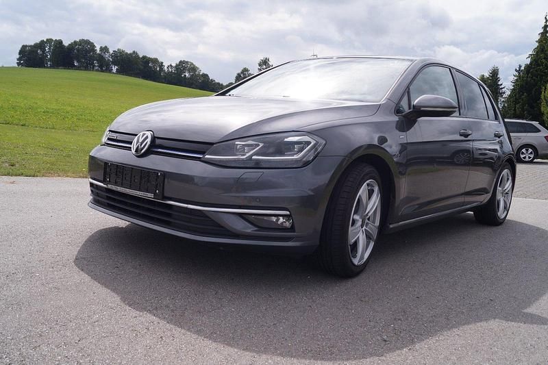 Grau Gebraucht 2018 VW Golf VII Cup Limousine | 13.500 € (Guter Preis) - Bild 1/4