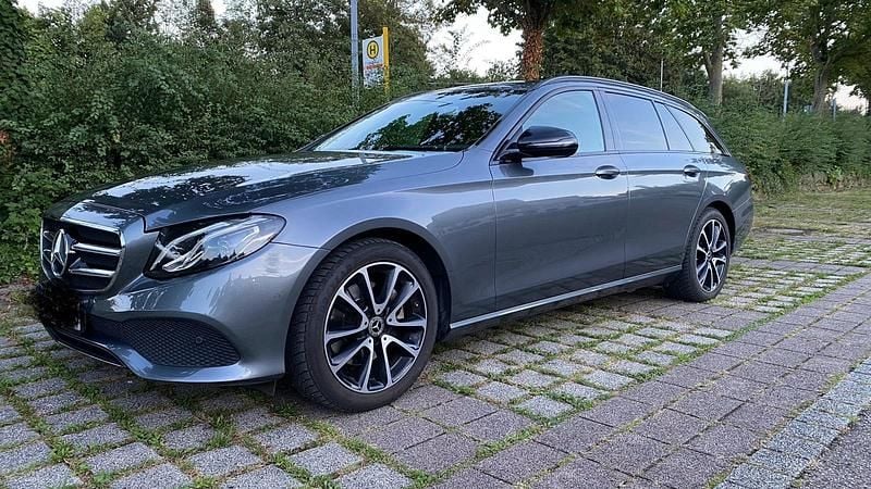 Grau Gebraucht 2019 Mercedes E200 Avantgarde Kombi | 24.500 € (Superpreis) - Bild 1/4