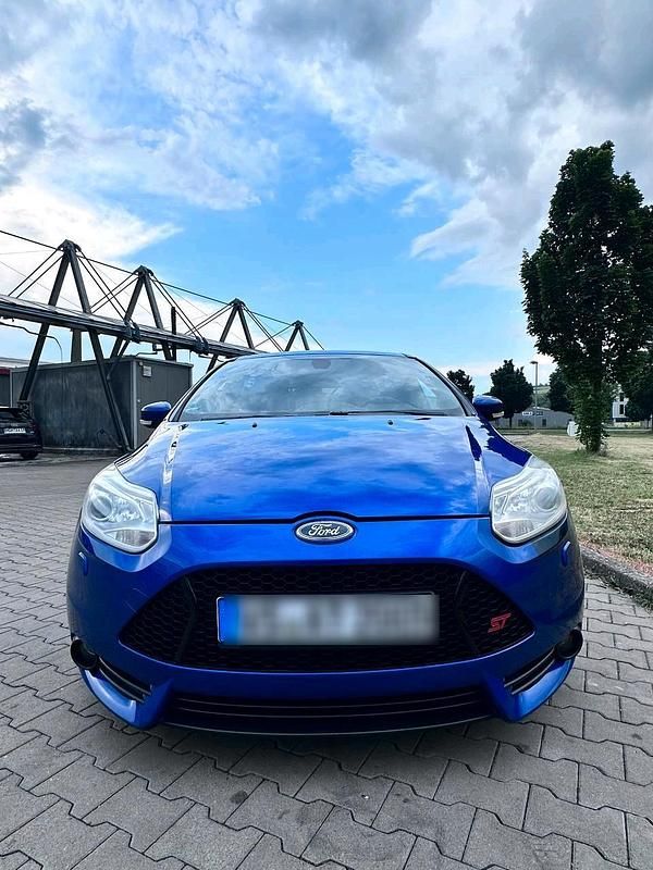Blau Gebraucht 2012 Ford Focus ST Limousine | 11.599 € (Teuer) - Bild 1/4