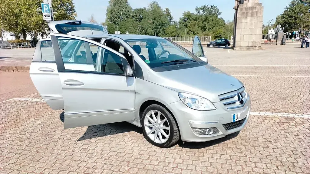 Gebraucht Mercedes B180 116 PS (85 kW) 2012 Silber Kleinwagen