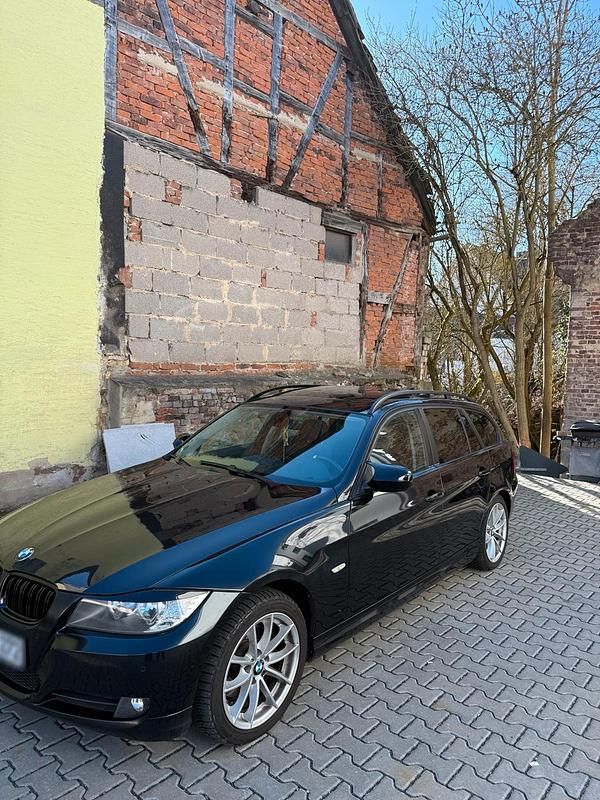 Gebraucht BMW 320 177 PS (130 kW) 2009 Schwarz Limousine