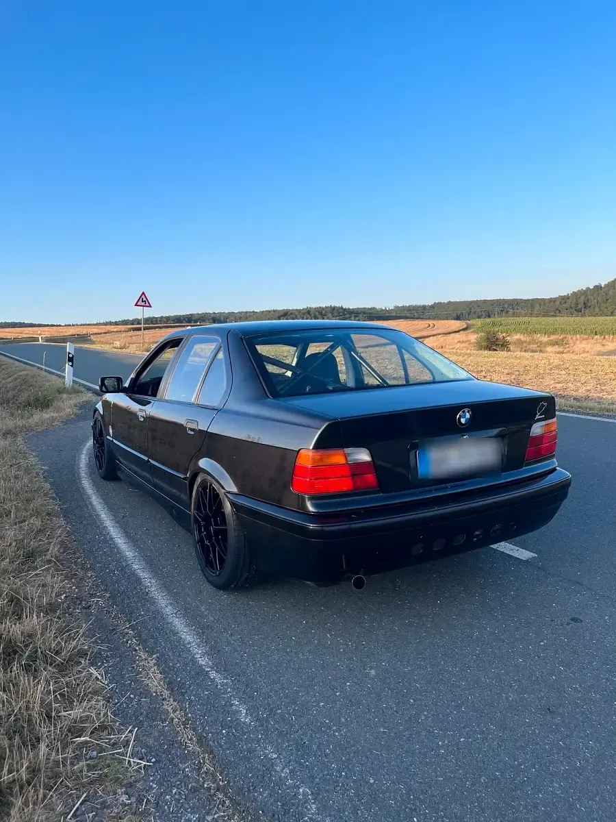 Gebraucht BMW 318 140 PS (102 kW) 1993 Schwarz Limousine