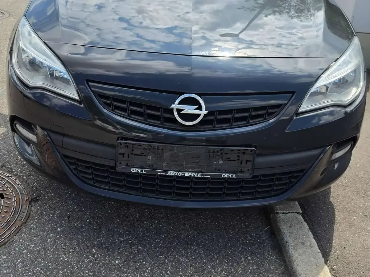 Gebraucht Opel Astra Edition 140 PS (102 kW) 2011 Schwarz Limousine