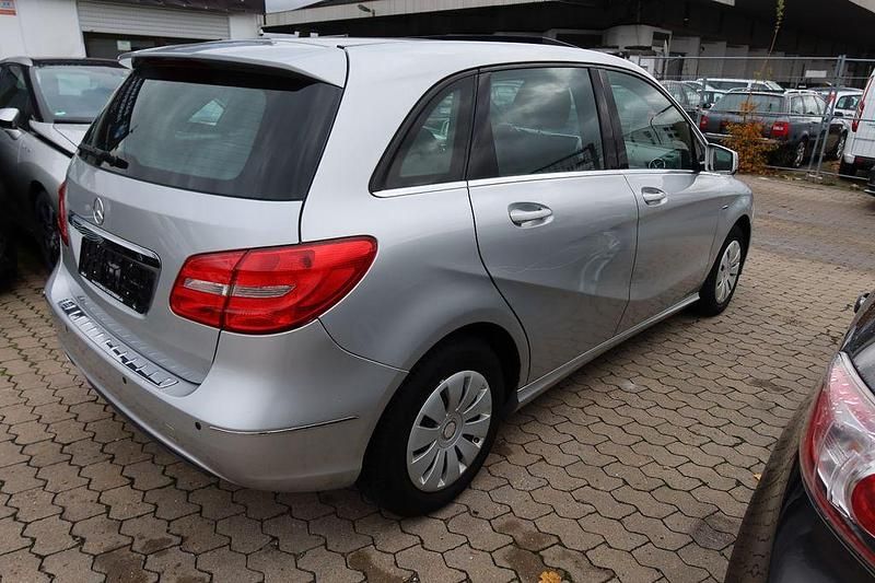 Gebraucht Mercedes B180 122 PS (89 kW) 2012 Silber Van / Kleinbus