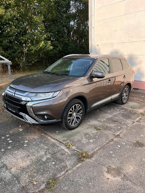 Braun Gebraucht 2019 Mitsubishi Outlander SUV | 18.100 € (Guter Preis) - Bild 1/4