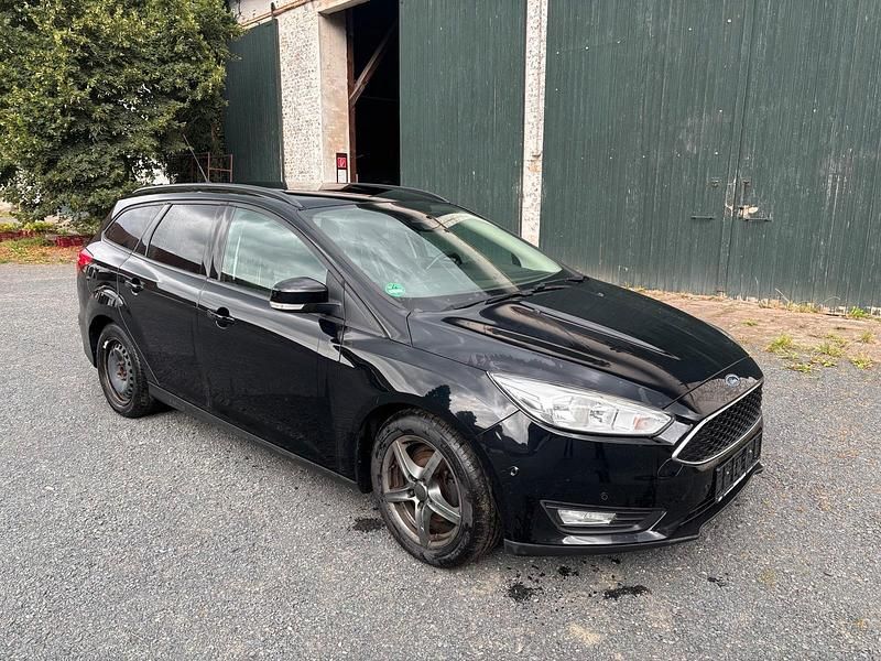Schwarz Gebraucht 2015 Ford Focus Kombi | 5.499 € - Bild 1/4