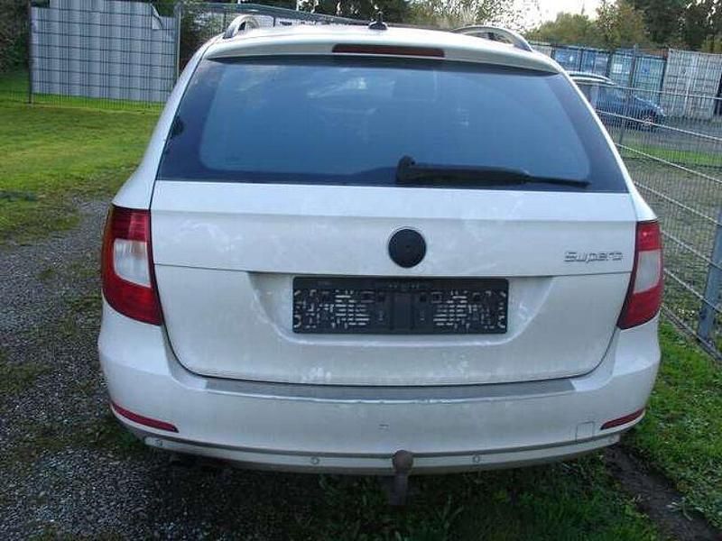 Weiss Gebraucht 2011 Skoda Superb | 800 € - Bild 1/4
