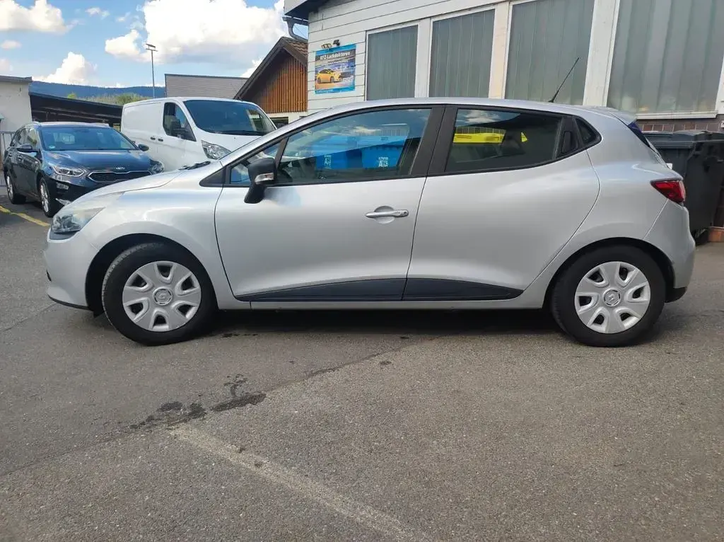 Gebraucht Renault Clio Life 73 PS (53 kW) 2016 Silber Limousine