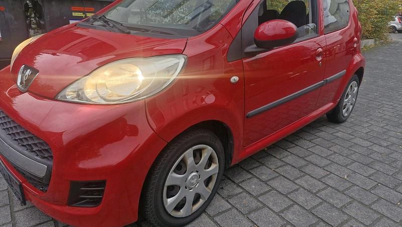 Rot Gebraucht 2011 Peugeot 107 Kleinwagen | 1.499 € (Guter Preis) - Bild 1/4