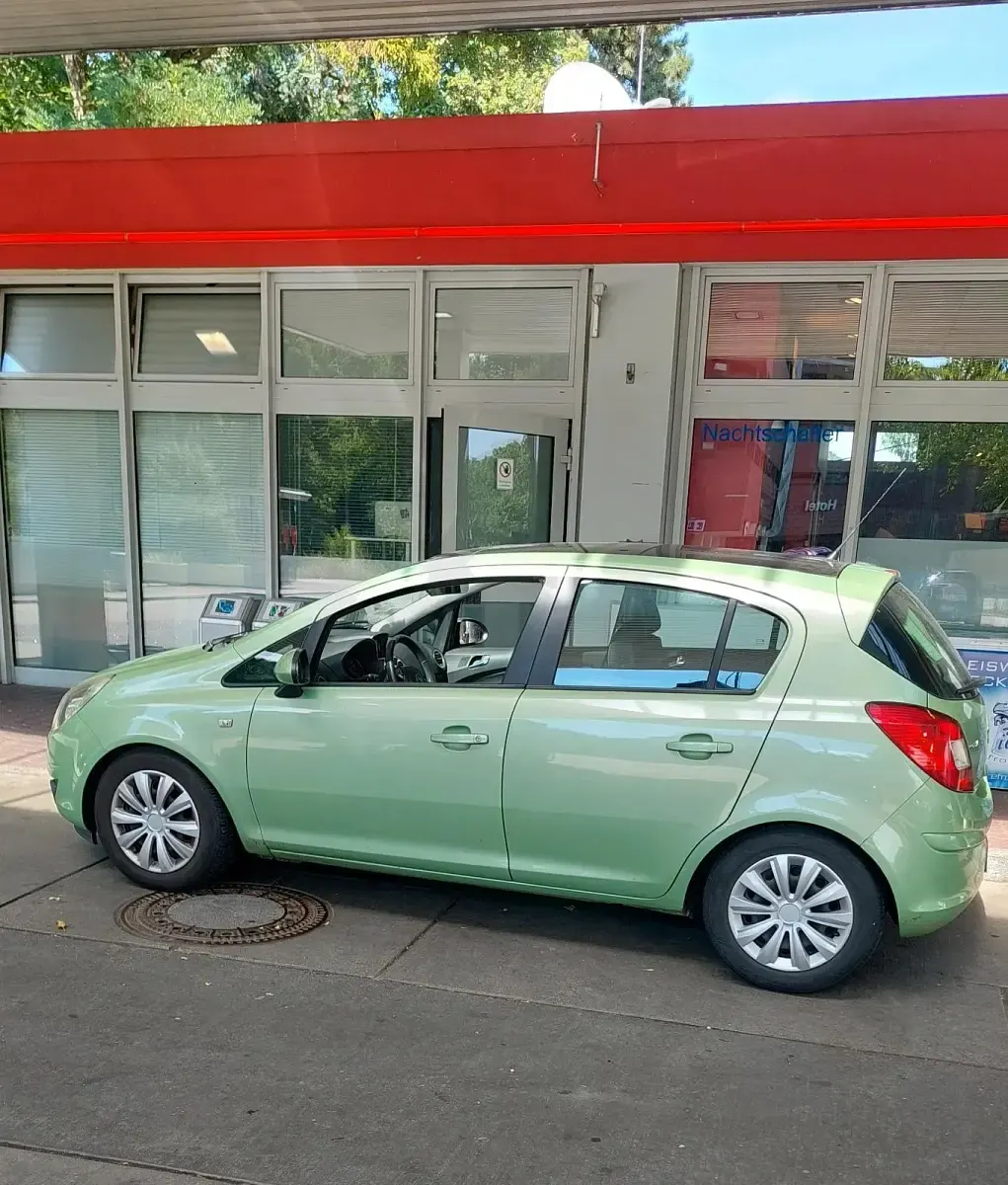 Gebraucht Opel Corsa 87 PS (63 kW) 2010 Grün Kleinwagen