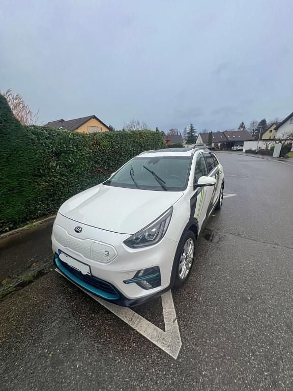Snow white pea Gebraucht 2021 Kia e-Niro Spirit SUV | 20.900 € (Guter Preis) - Bild 1/4